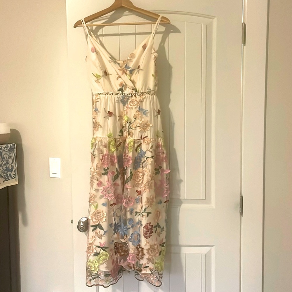 Pretty & elegant floral midi dress!